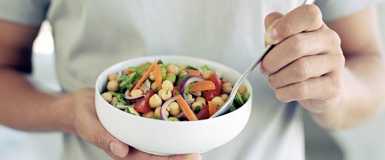 Gizon batek potentziarako onak diren elikagaiak jaten ditu